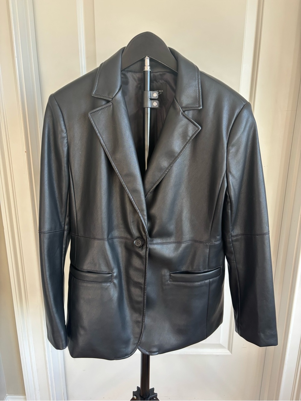 Banana Republic factory
Black Leather Blazer Jacket 6 Petite